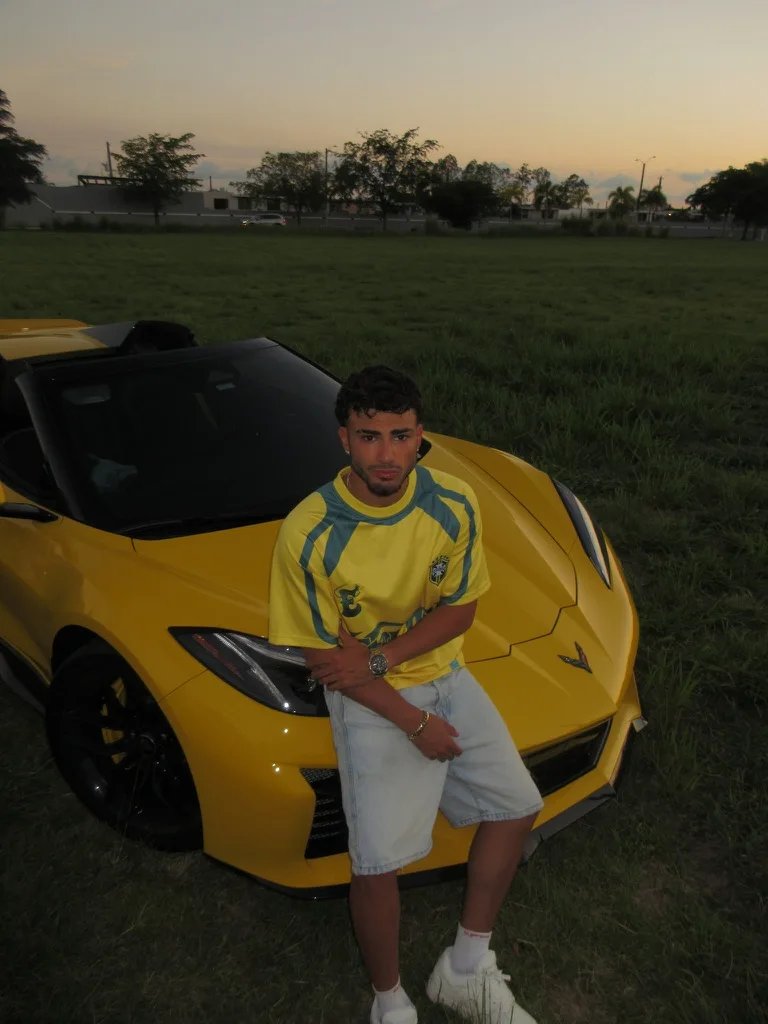Editorial de moda urbana junto a un auto amarillo